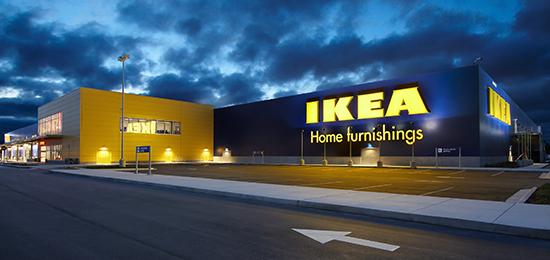 宜家是瑞典家具賣場，是一間跨國性的私有居家用品零售企業。這個品牌的家居的標志設計配色非常大膽，采用的是瑞典的國旗的配色，這兩種看似是極其不協調的顏色搭配在一起其實這是宜家刻意來設計的。  在瑞典，黃色和藍色在人們的生活生計中均扮演著重要的角色。這也是宜家家居采用黃色和藍色配色的主要原因，這跟瑞典人追求生活熱愛自然是分不開的。  標志的造型上離不開字母的設計和橢圓形符號的運用，宜家家居采用橢圓形只是為了襯托中間字母的厚重感。